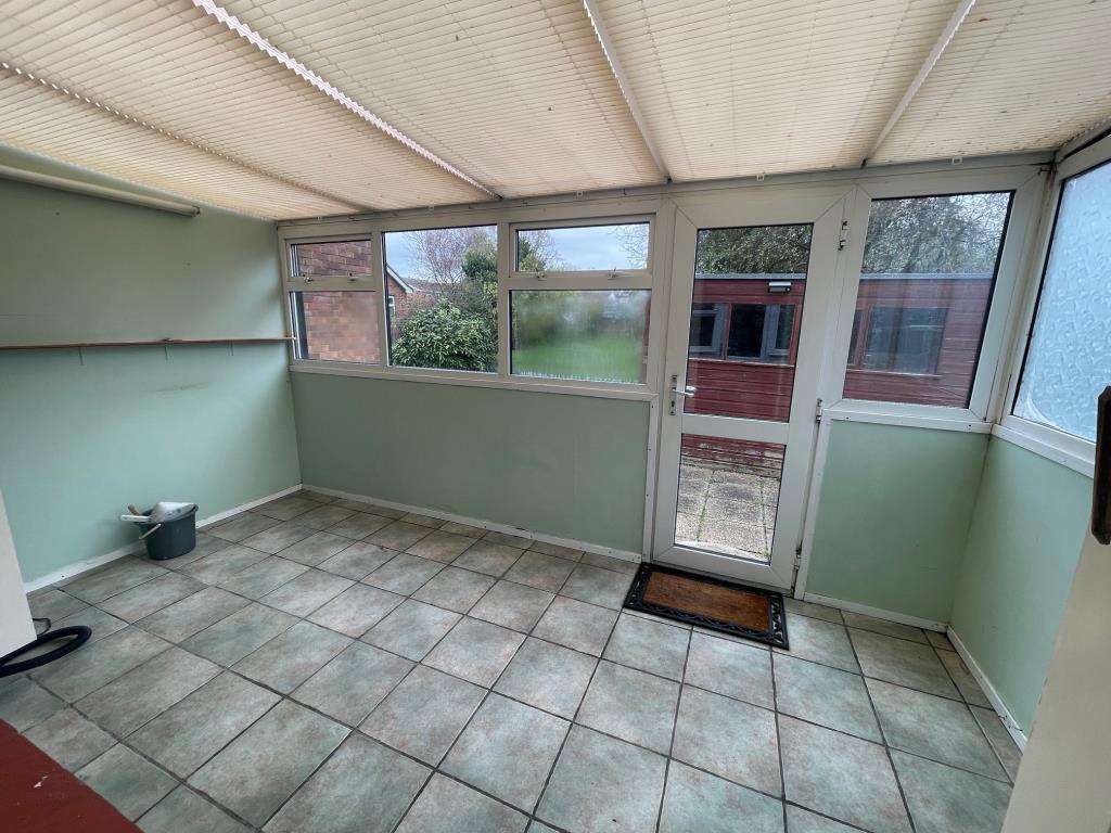 Lot: 91 - DETACHED BUNGALOW IN RIVERSIDE TOWN FOR IMPROVEMENT - Lean-to conservatory opening to the garden